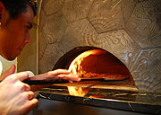 Aus dem Holzofen kommt die Pizza (Foto. Salotto)